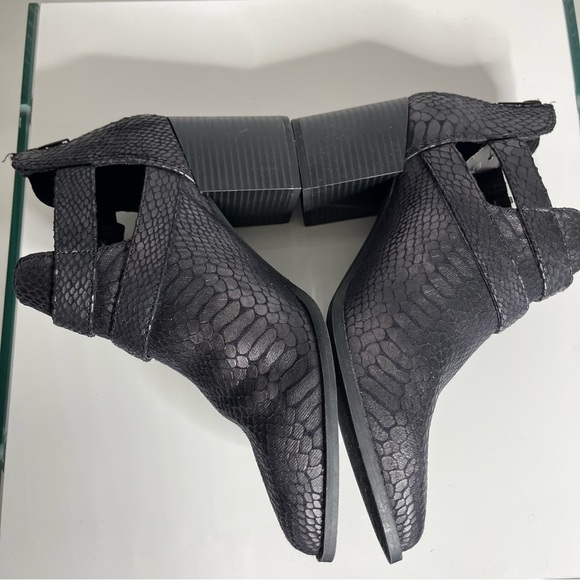 NEVER WORN Black Animal Print Vegan Faux Leather Ankle Winter Fall Booties - Picture 7 of 8